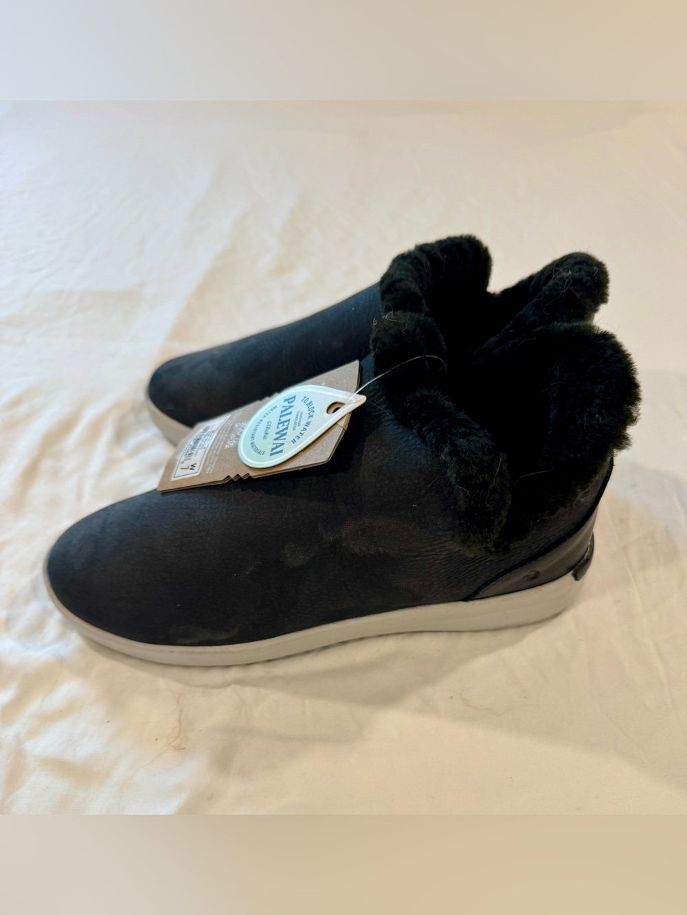 Women’s OluKai Malua Hulu Black Shearling Waterproof Ankle Boot - NWT - Size 7